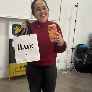 Cliente iLux Importados com aparelho comprado na loja