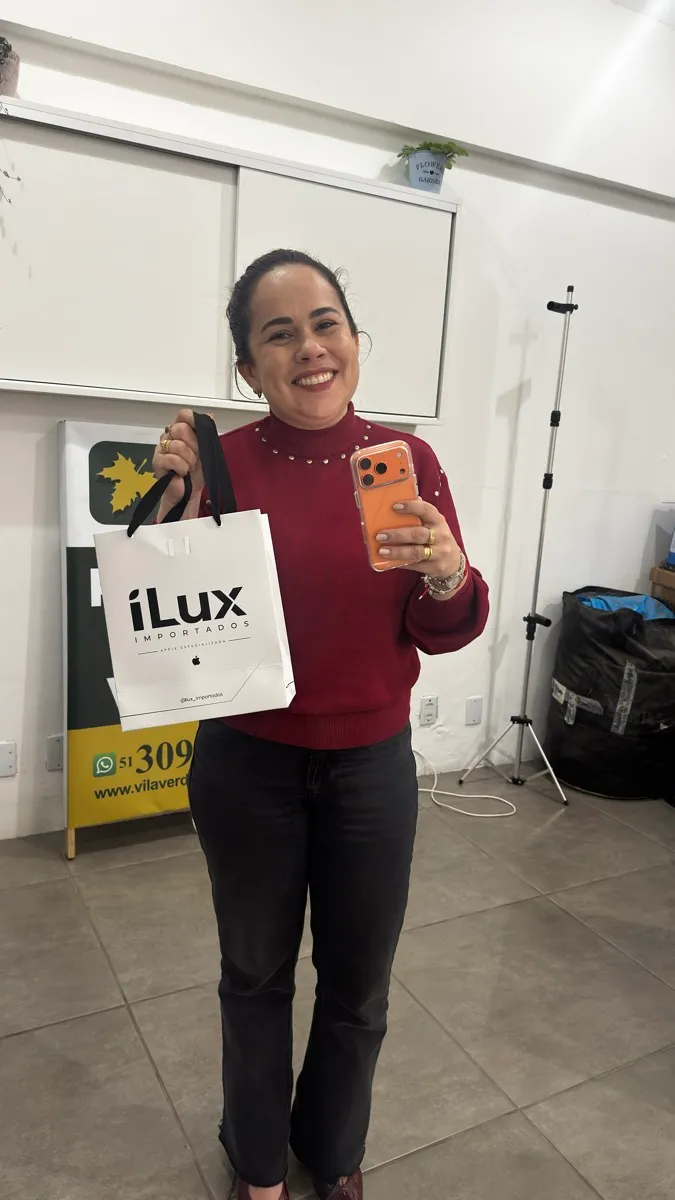 Cliente iLux Importados com aparelho comprado na loja
