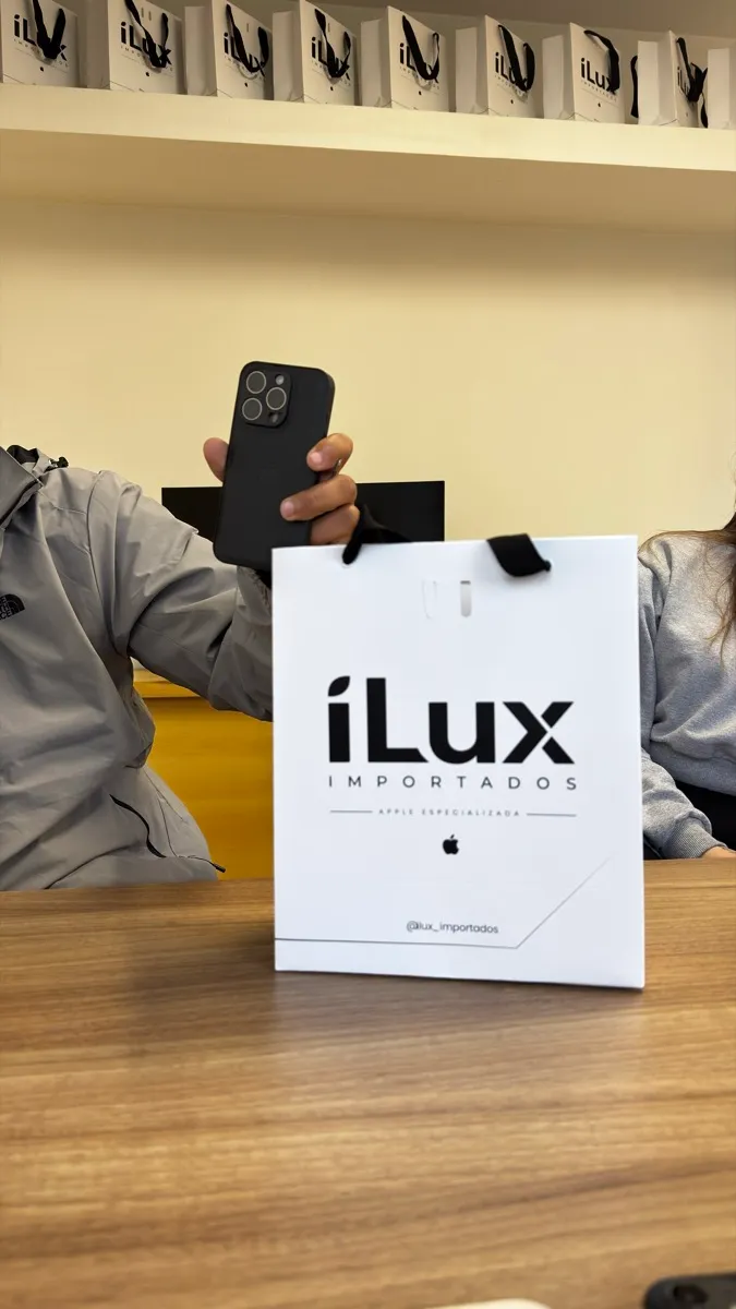 Cliente iLux Importados com aparelho comprado na loja