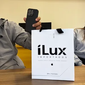 Cliente iLux Importados com aparelho comprado na loja