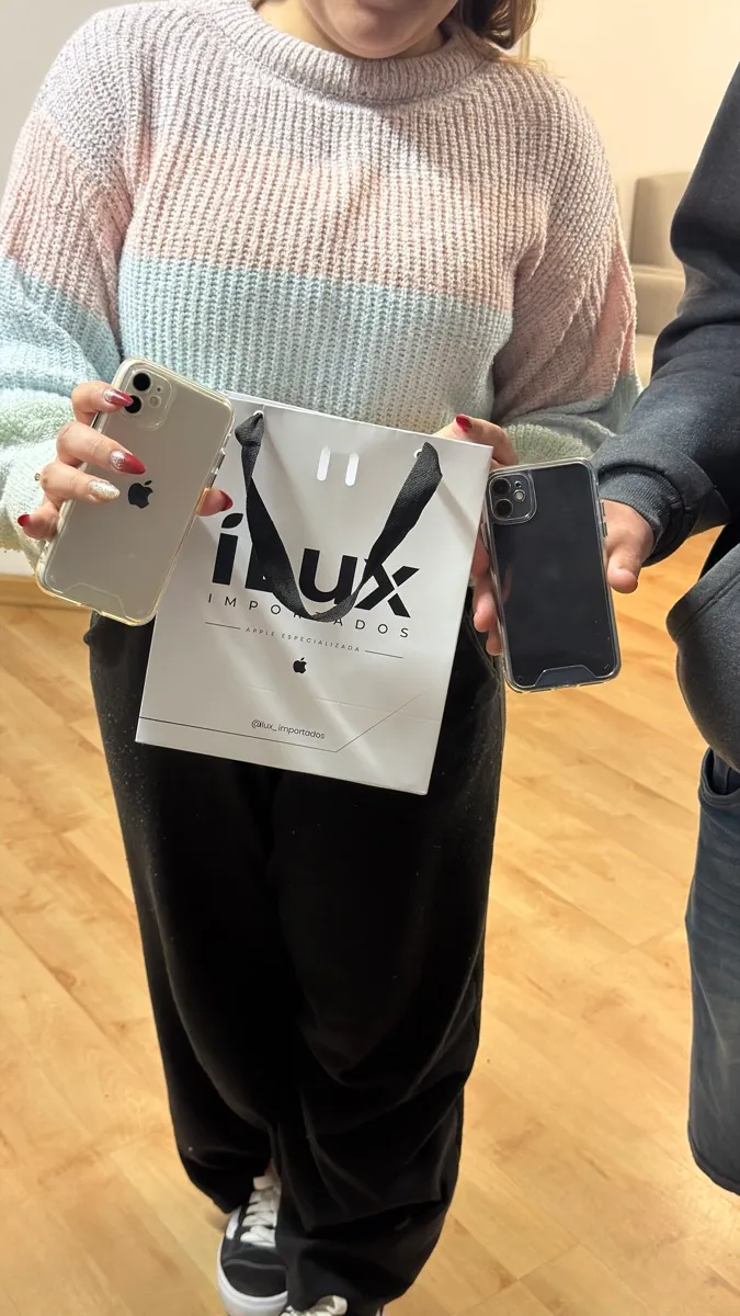 Cliente iLux Importados com aparelho comprado na loja