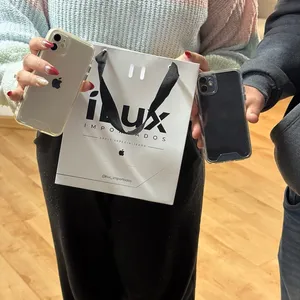 Cliente iLux Importados com aparelho comprado na loja