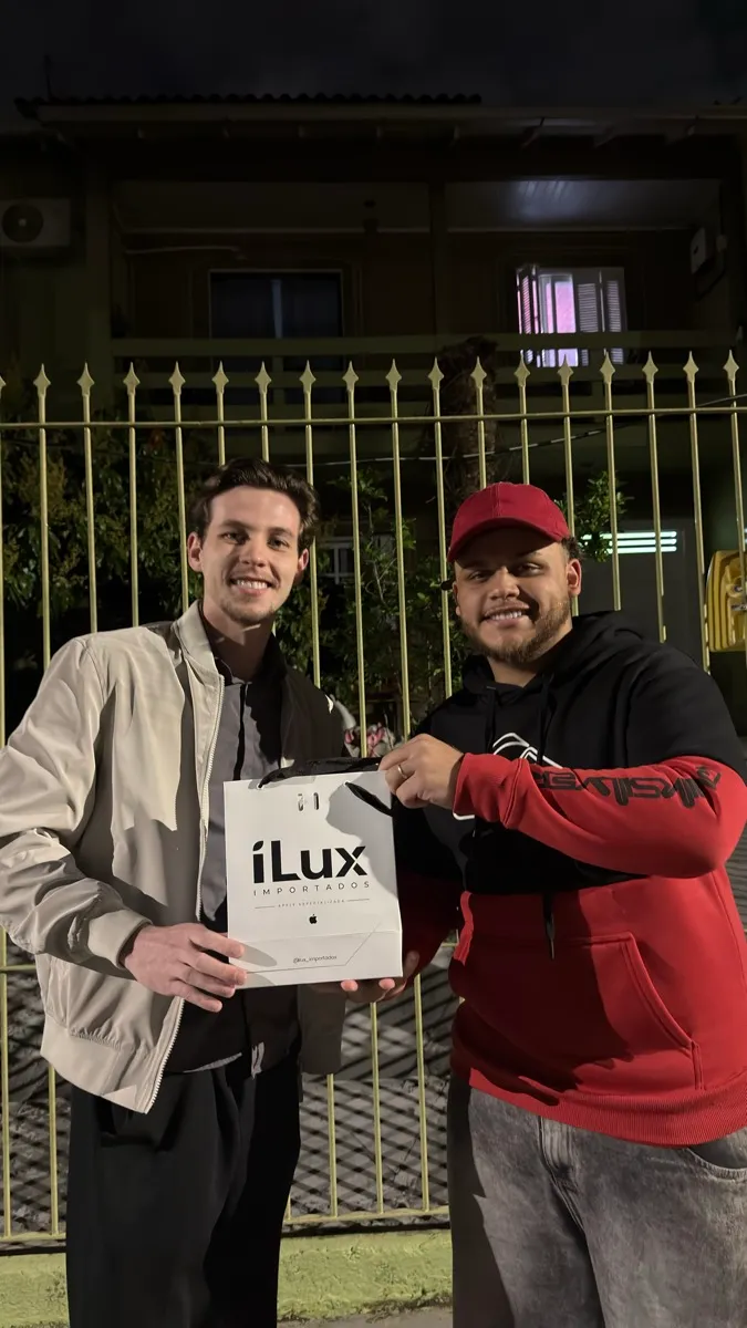 Cliente iLux Importados com aparelho comprado na loja