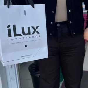 Cliente iLux Importados com aparelho comprado na loja