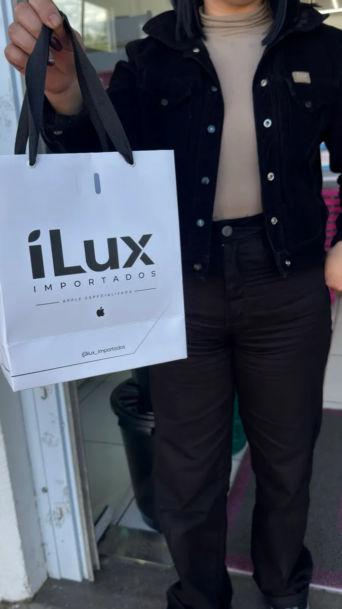 Cliente iLux Importados com aparelho comprado na loja