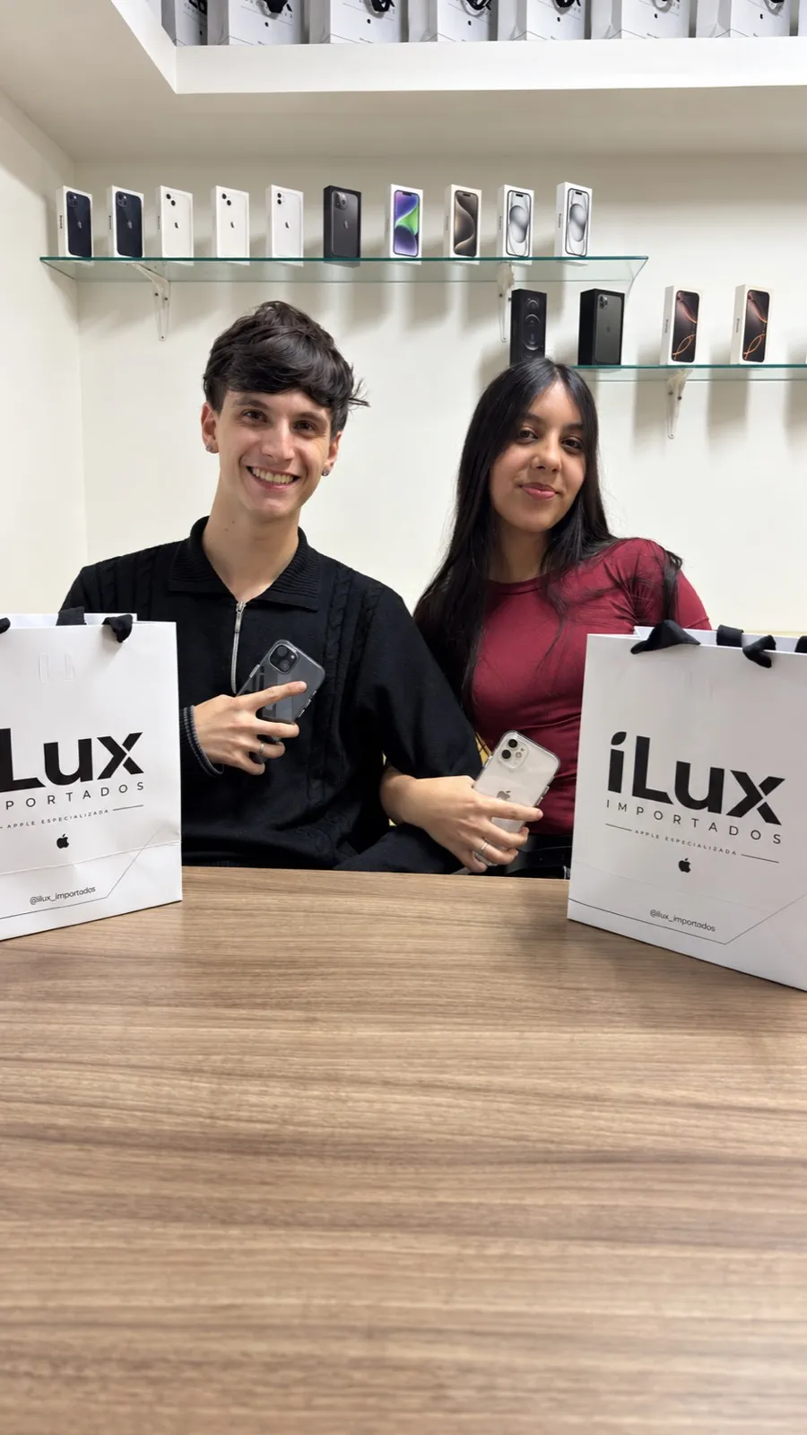 Cliente iLux Importados com aparelho comprado na loja