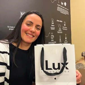 Cliente iLux Importados com aparelho comprado na loja