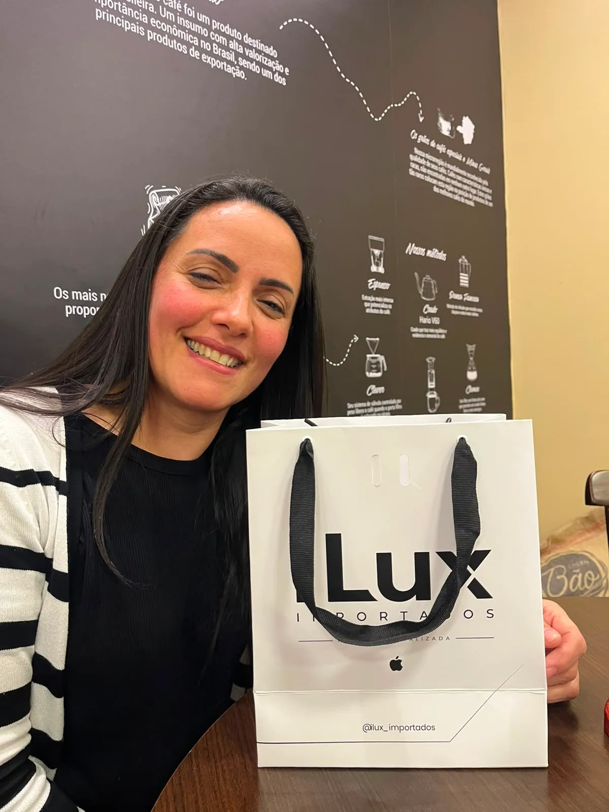 Cliente iLux Importados com aparelho comprado na loja