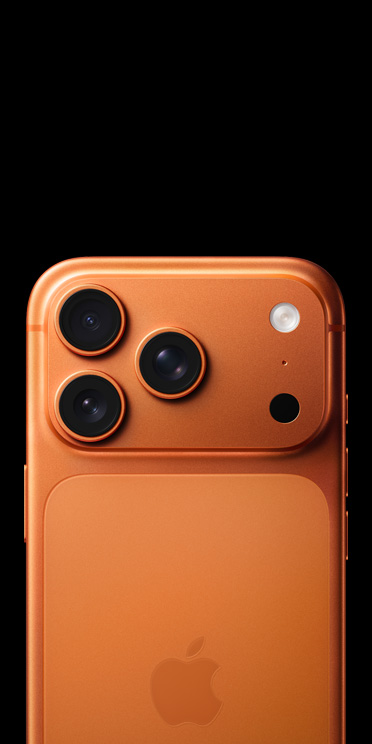 Parte de trás do iPhone 17 Pro laranja-cósmico mostrando o sistema de câmera Fusion Pro, o flash LiDAR e o microfone.